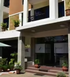 SKYLINE HOTEL & SUITES